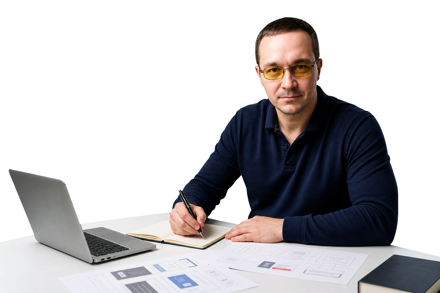 Сергей Горячев работает за столом над материалами блога о сайтах, CMS, SEO и аналитике